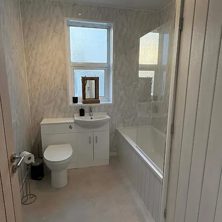 Bright Flat 2 Beds Great Location Lejlighed *