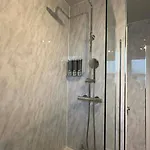 Bright Flat 2 Beds Great Location هاروغايت