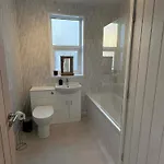 Bright Flat 2 Beds Great Location شقة *
