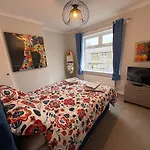 Bright Flat 2 Beds Great Location هاروغايت
