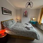 Bright Flat 2 Beds Great Location