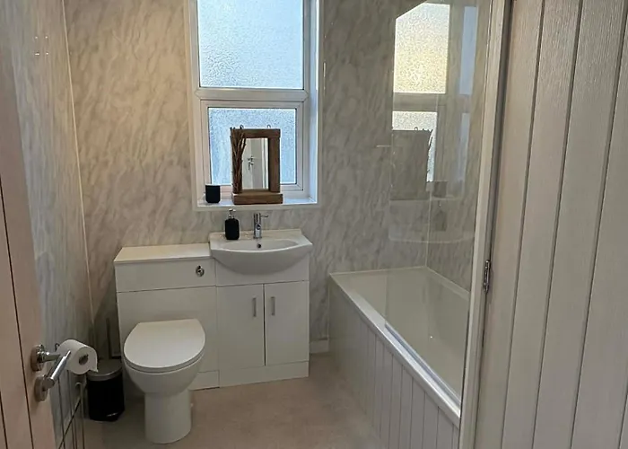 Bright Flat 2 Beds Great Location Apartment *