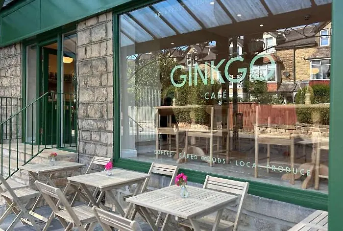 Bright Flat 2 Beds Great Location *